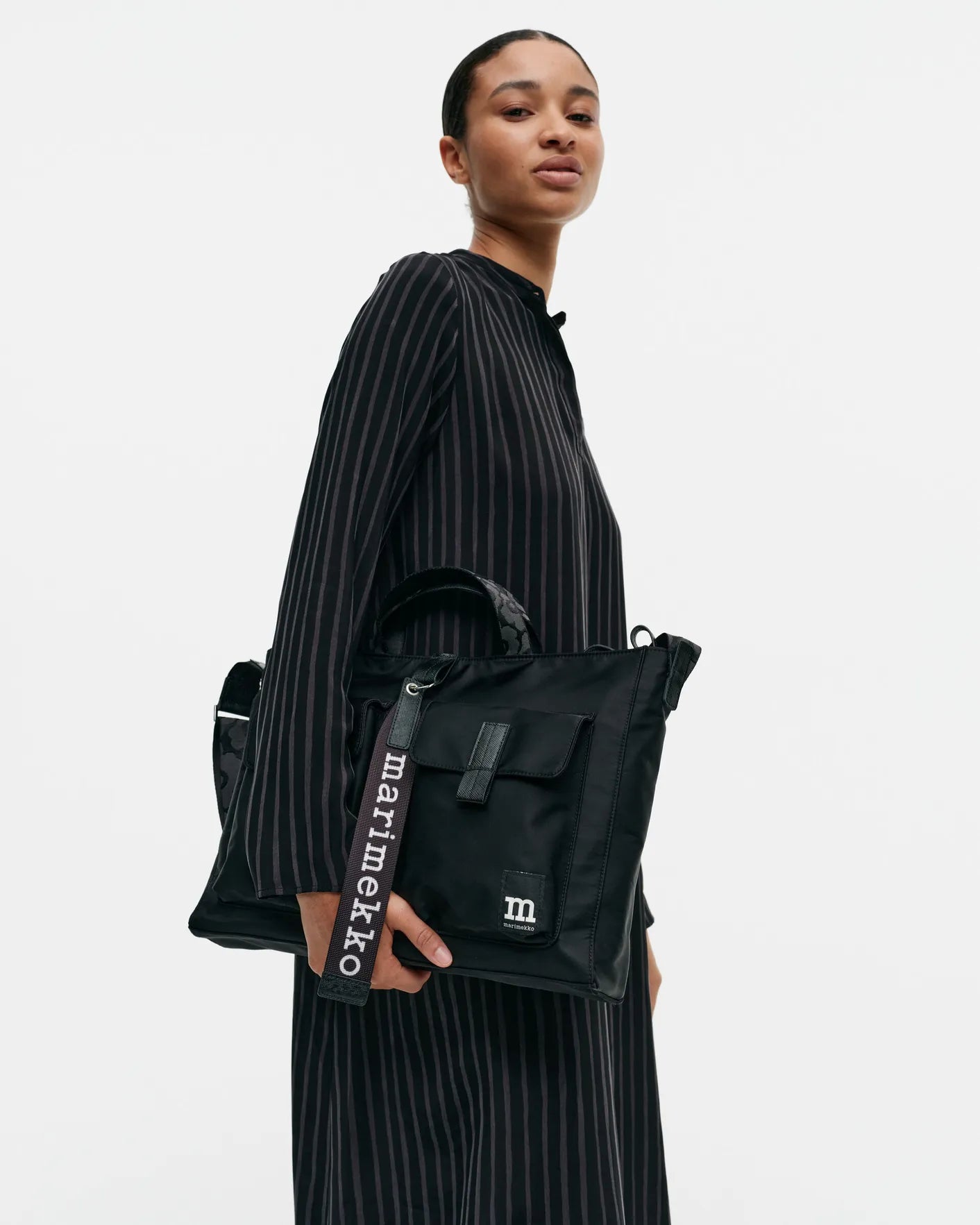 everything messenger solid black – Marimekko Vancouver